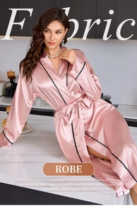 Eleganter langer rosa Seidenbademantel für Damen in einer modernen Küchenumgebung