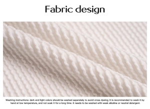 Vue macro détaillée du tissu tricoté blanc crème à texture ondulée et conseils de lavage