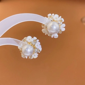 Boucles d'oreilles fleurs élégantes avec perles nacrées et détails en cristal brillant