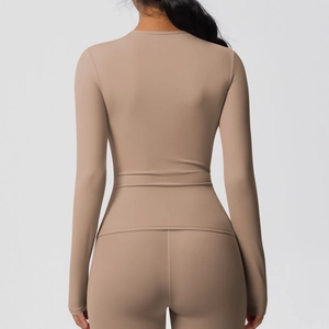 Détail de l'ensemble de fitness kaki montrant les coutures au dos et le tissu élastique