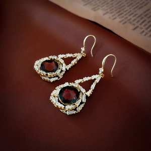 Boucles d'oreilles vintage en or avec zircon rouge et bordure en cristal sur cuir