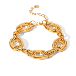 Gros plan détaillé du bracelet à maillons dorés avec chaîne réglable sur fond blanc