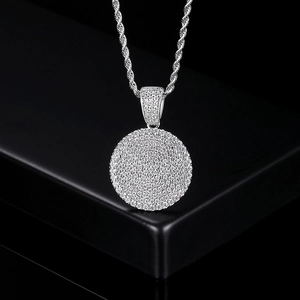 Collier argenté avec pendentif cercle serti de pierres micro-pavées style Hip-Hop