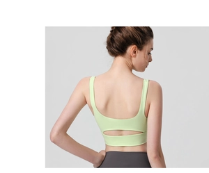 Vue détaillée du soutien-gorge de sport vert menthe avec dos nu en U et découpe ajourée