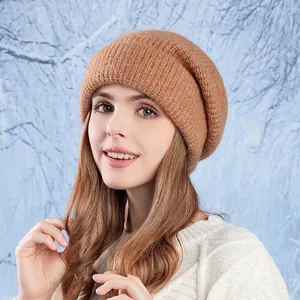 Berretto invernale in maglia color cammello con spessa trama di lana calda