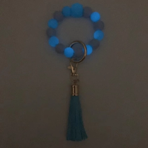 Portachiavi con perline di silicone luminose con nappa blu e chiusura in metallo in ombra