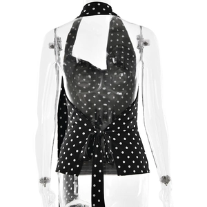 Détail du lien noué au dos de ce haut dos nu noir à pois blancs pour femmes