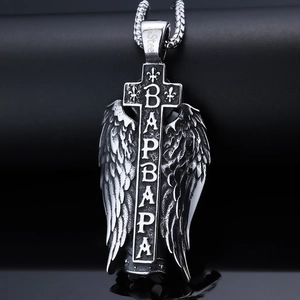 Pendentif croix en acier inoxydable argenté avec ailes sur fond dégradé