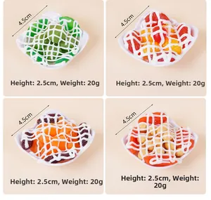 Makroaufnahme von 4,5 cm Miniatur-Obstsalat-Kühlschrankmagneten mit Sahne-Details