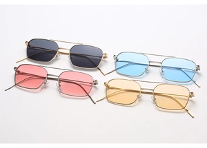Détail de lunettes de soleil carrées en métal avec double pont et verres multicolores