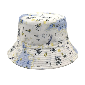 Détail de l'imprimé île tropicale sur le chapeau bob en toile blanc cassé avec Aloha