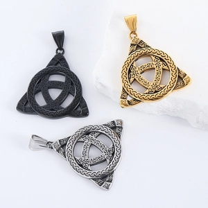 Colliers avec pendentif triangle nœud celtique viking en finitions noir, or et argent