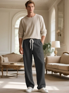 Detailaufnahme der Herren-Freizeithose mit Fischgrätenmuster und weißem Kordelzug am Bund