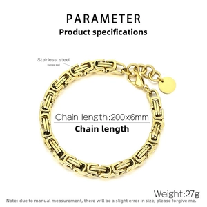 Dettaglio del bracciale bizantino in acciaio inossidabile dorato da 6 mm con chiusura a moschettone