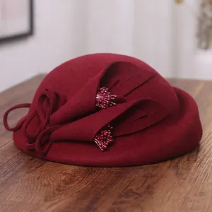 Élégant chapeau cloche en feutre de laine bordeaux avec fleur 3D et détails perlés