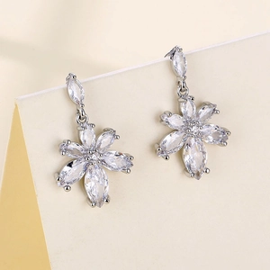 Boucles d'oreilles fleurs étoilées en argent avec des zircons en forme de marquise