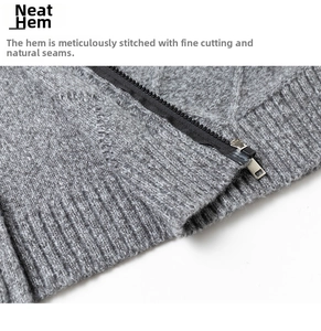Detail der Rautenstrickung und des Metallreißverschlusses der grauen Strickjacke