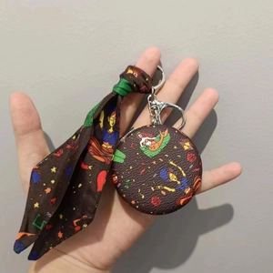 Portachiavi con specchio per il trucco in finta pelle marrone e foulard in seta