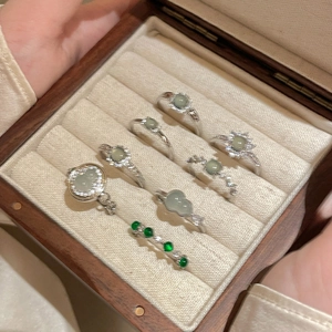 Luxurious resin gourd flower zircon rings set in a premium wooden jewelry box