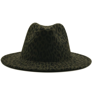 Dettaglio del cappello fedora verde scuro con stampa leopardata nera in feltro di lana