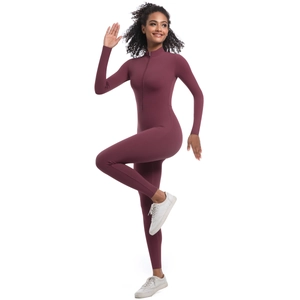 Détail du body de yoga violet avec col montant et fermeture éclair courte sur le devant