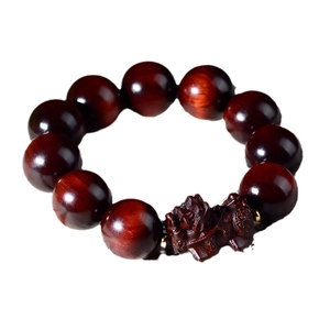 Bracciale in grani di legno di sandalo bruno-rossastro con intaglio PiXiu dettagliato
