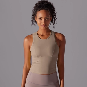 Vue détaillée du débardeur de yoga kaki avec legging taille haute de couleur lilas