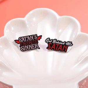 Badges en métal style punk avec lettres rouges et ailes de cœur sur plat coquillage
