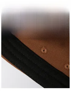 Dettaglio macro della fascia antisudore nera e dei fori di ventilazione sul cappello marrone