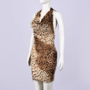 Vue détaillée de la texture léopard en fausse fourrure sur une mini-robe dos nu
