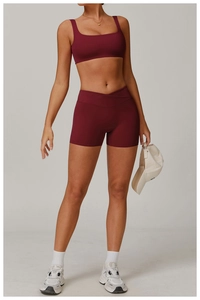 Detailansicht der weinroten Yoga-Shorts mit Überkreuz-Bund und figurformendem Push-up-Effekt