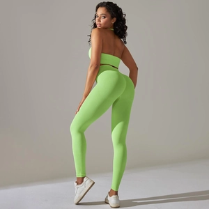 Detail von neongrünem, nahtlosem Yoga-Set mit Neckholder-Top und Leggings mit hohem Bund