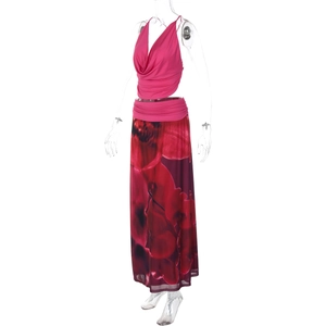 Détail du haut dos nu rose à col bénitier et de l'ensemble jupe longue fleurie
