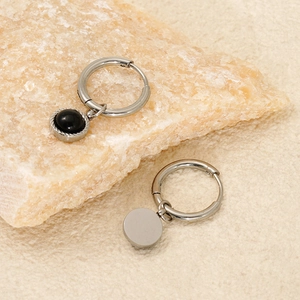 Boucles d'oreilles créoles en acier argenté avec pierre noire et bordure torsadée