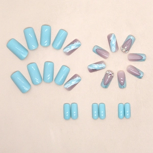 Unghie finte quadrate medie blu e rosa con design marmorizzato e decorazioni strass