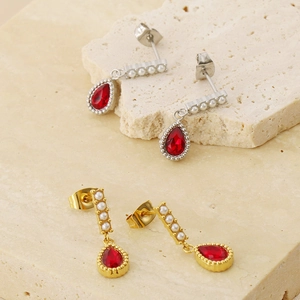 Détails des boucles d'oreilles goutte or et argent avec pierres rouges et perles