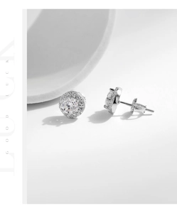 Vue macro des boucles d'oreilles halo en argent 925 avec fermoirs à vis sécurisés