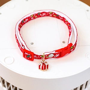 Detail of red Christmas pet collar with gift box pendant and quick-release buckle