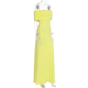 Détail d'une robe en tricot jaune à épaules dénudées avec design plissé sur la poitrine