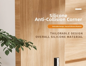 Dettaglio macro del paraspigoli in silicone nero a forma di L su bordo in legno
