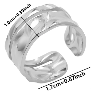 Detailed view of silver 304 stainless steel ring with dimensions 1.0cm width and 1.7cm inner diameter