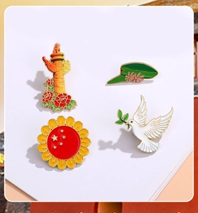 Vue détaillée de quatre broches en émail coloré avec des motifs festifs chinois symboliques