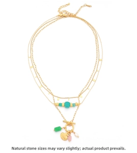 Dettaglio della collana a tre strati placcata oro 18K con pietre naturali e perle