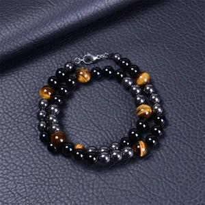 Collier en perles d'œil de tigre et onyx noir avec fermoir mousqueton en argent mat
