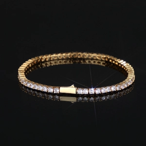 Bracelet tennis doré serti de zircons blancs brillants avec un fermoir à ressort