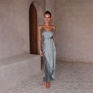 Vue détaillée de la robe nuisette longue en satin gris argenté avec détail de nœud à la taille