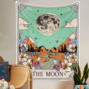 Dettaglio dell'arazzo tarocchi della Luna appeso in una stanza con piante e sedia