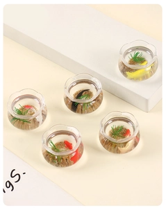 Vue de dessus de bocaux à poissons miniatures avec poissons en résine et petites plantes
