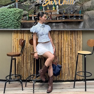 Top corto a righe blu con maniche a sbuffo e gonna a pieghe bianca coordinata