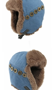 Dettaglio del cappello aviatore in denim blu con pelliccia sintetica e bottoni vintage